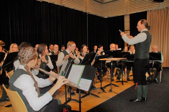 Der Einladung folgten auch viele ehemalige Musikerinnen und Musiker, die es sich nicht nehmen ließen beim Generationenorchester zu den Instrumenten zu greifen.