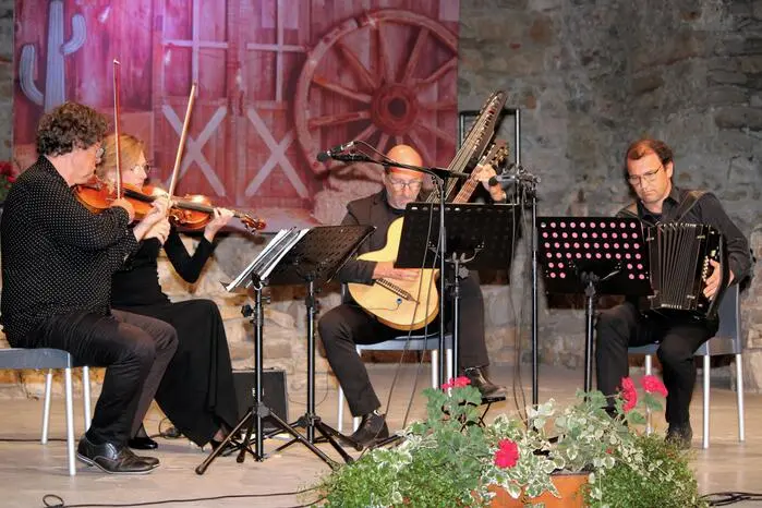 Musikalisch wurde Markovics von den Oberösterreichischen Concert Schrammeln begleitet.
