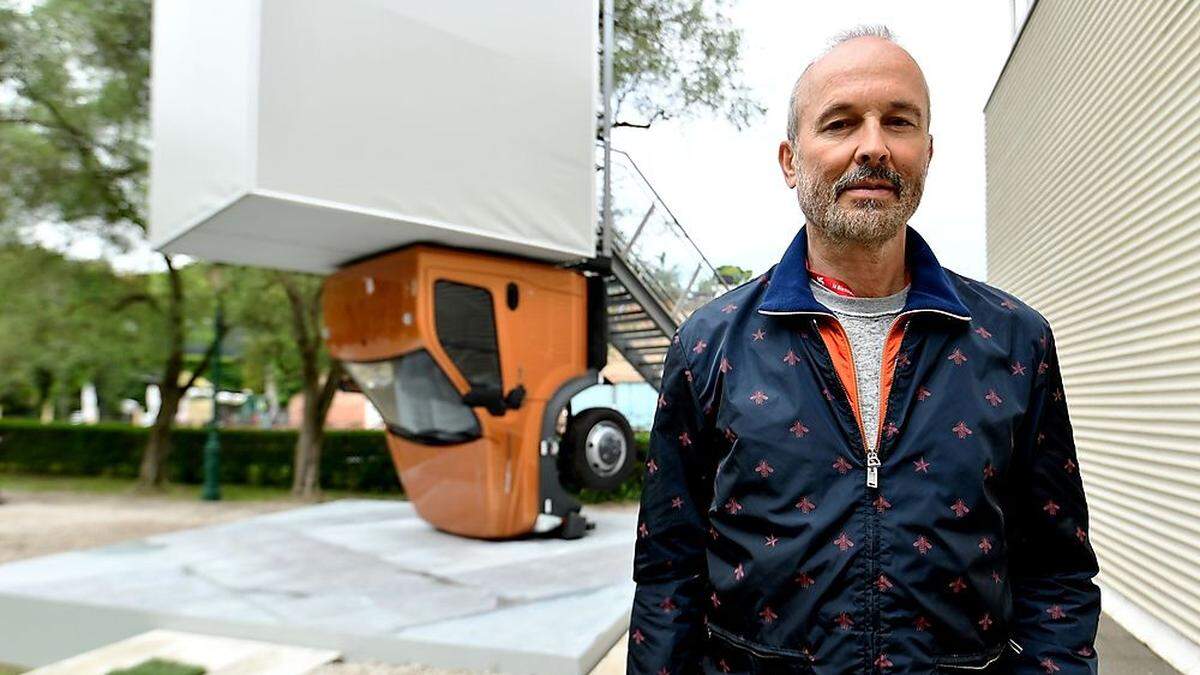 Lockte heuer 300.000 Besucher vor den Österreich-Pavillon: Erwin Wurms auf die Schnauze gefallener Lkw