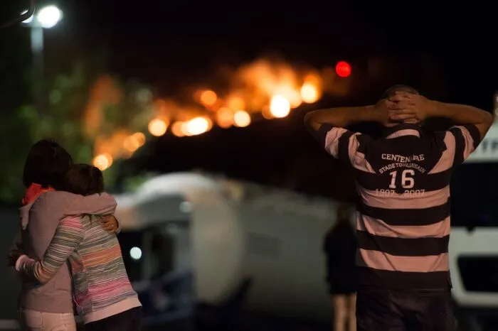 1500 Einsatzkräfte seien mobilisiert worden, um die Flammen zu bekämpfen...