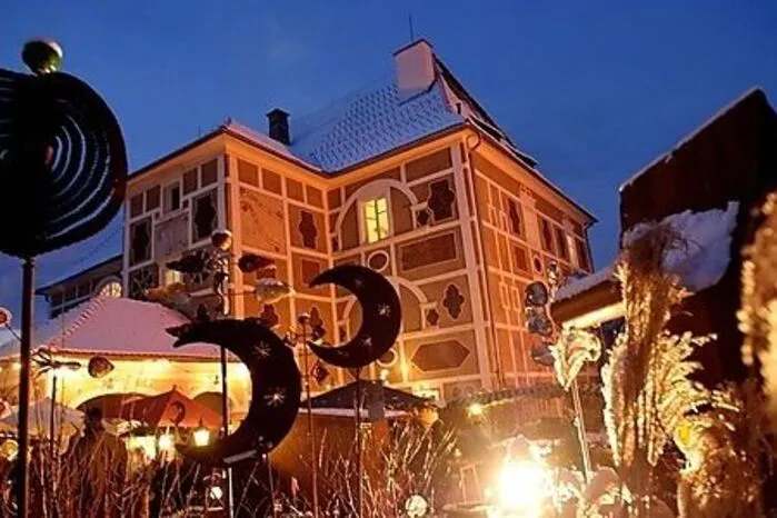 Platz 8 auf der Beliebtheitsskala geht an den Advent in Schloss Farrach in Zeltweg. Rund 70 Kunsthandwerker und Künstlerinnen werden in den altehrwürdigen Mauern ihre Produkte ausstellen, untermalt von musikalischen Darbietungen. Termine: 8. bis 11. Dezember.