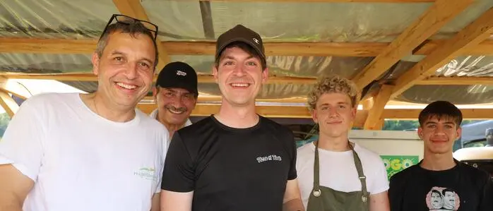 Gastronom Felix Semikin (m.) aus Paldau betreibt seit 2024 das Pizzeria-Pop-up „Pizza al Tende“