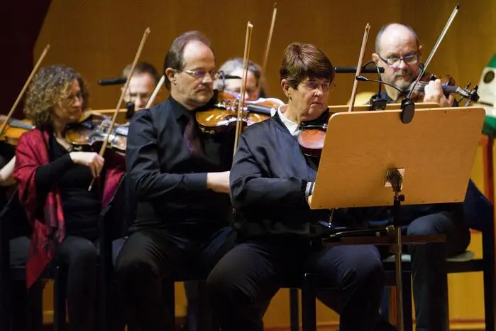Unter der musikalischen Leitung von Lore Schrettner erlebten die Besucher im Kulturhaus einen stimmungsvollen Konzertabend, der Tradition, Humor und musikalische Qualität vereinte.
