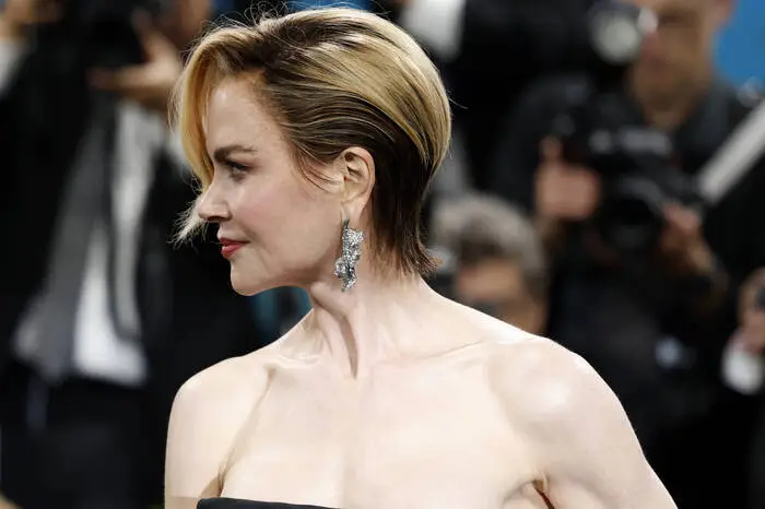 Ebenfalls mit neuem Haarschnitt zeigte sich Schauspielerin Nicole Kidman. Die 57-Jährige hat sich von ihrer Wallemähne getrennt und setzt nun auf eine kecke Kurzhaarfrisur. 