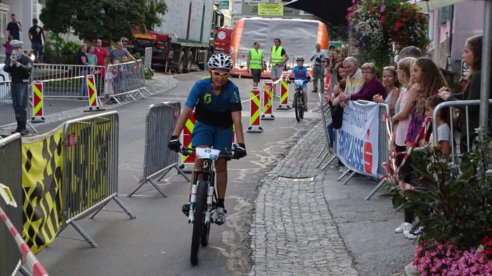 Es wurde geradelt, gesprungen und angefeuert: Beim MTB City Cross Radrennen in Birkfeld ging es rund. Zahlreiche Amateur-Radler, darunter mehrere Kinder, wetteiferten beim abendlichen Rennen quer durch Birkfeld.