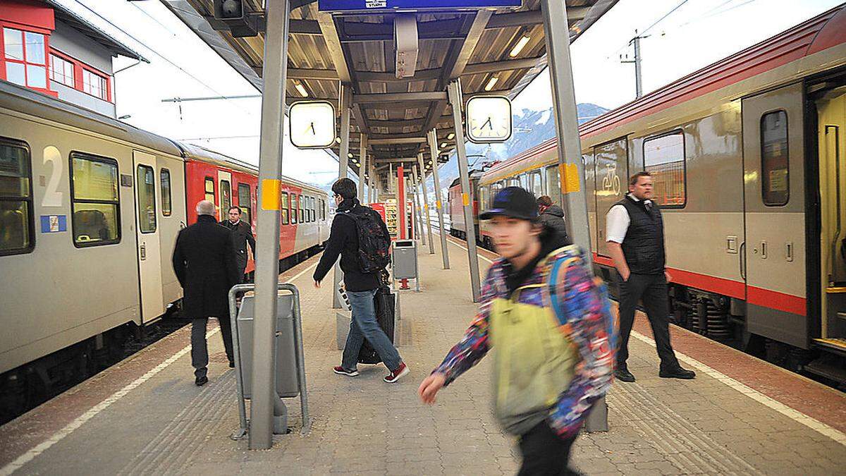 Nur alle zwei Stunden kann man in Stainach von der Ennstal-Strecke direkt in den Zug nach Bad Aussee umsteigen