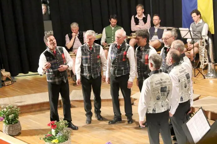 Nicht mit Applaus sparten nach rund vier Stunden unter anderem „Hausherr“ Bürgermeister Walter Zemrosser, Landesfeuerwehrkommandant-Stellvertreter Friedl Monai, „Prechtlhof“ Poldi Krassnitzer, Amtsärztin Barbara Kohlweg, Bezirksjägermeister Alfons Kogler, Metallbau-Unternehmer Johann Selinger, Bildungswerk-Bezirksobmann Karl Huber, Tierarzt Seppi Sucher sowie der Obmann der Agrargemeinschaft Weißbergeralm, Walter Probst. 