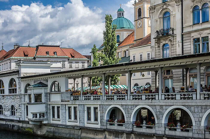 Dazu kommt man mit Spitzenköchen in Kontakt und kann besondere Weine testen. „Odprta kuhna“ (offene Küche) heißt das wunderbare, kalorienreiche Event nahe den „Drei Brücken“.