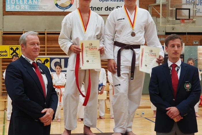 Bitte klicken Sie sich durch die Bilder. . .