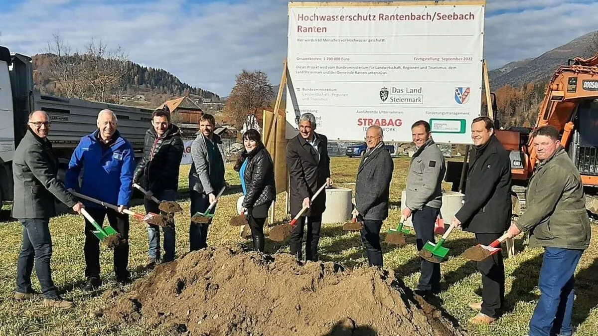 Spatenstich am 17. November mit Vertretern von Land, Gemeinde und Baufirmen