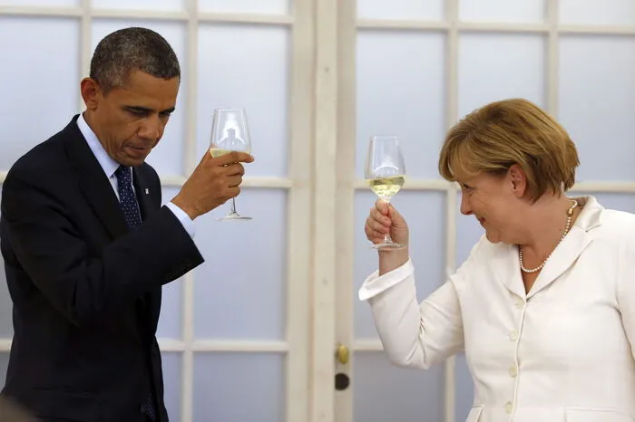 Obwohl sich der US-Geheimdienst NSA ausgiebig mit dem Handy von Angela Merkel beschäftigte, wahrte die deutsche Kanzlerin die Contenance.
