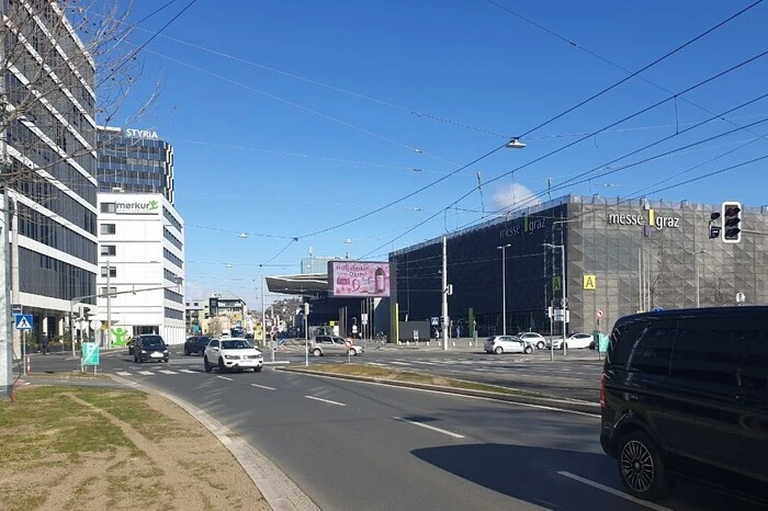 Ähnliches Bild ein paar Meter weiter: Beim Ostbahnhof führt die linke Spur zum Baufachmarkt.