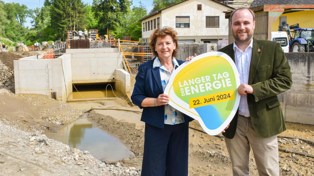 Landesrätin Ursula Lackner und Paul Kiendler auf der Baustelle zum neuen Wasserkraftwerk des Unternehmens Kiendler in Ragnitz, Bezirk Leibnitz