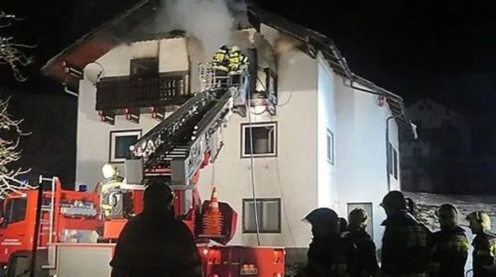 Um 3.40 Uhr in der Nacht auf Samstag wurde die Feuerwehr Altaussee alamiert, weil im Obergeschoß eines Einfamlienhauses ein Brand ausgebrochen war.