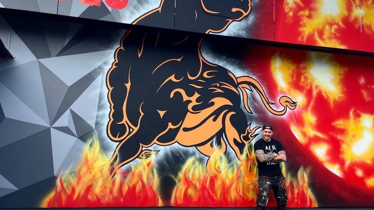 Raphael Pesentheiner alias "inked.interior" vor seinem Bullen auf der Fassade der ehem. Diskothek Bull.