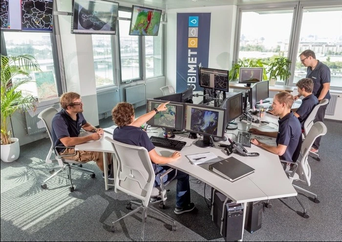 In der Unwetterzentrale der UBIMET Gruppe werden rund um die Uhr präzise Wetterprognosen erstellt