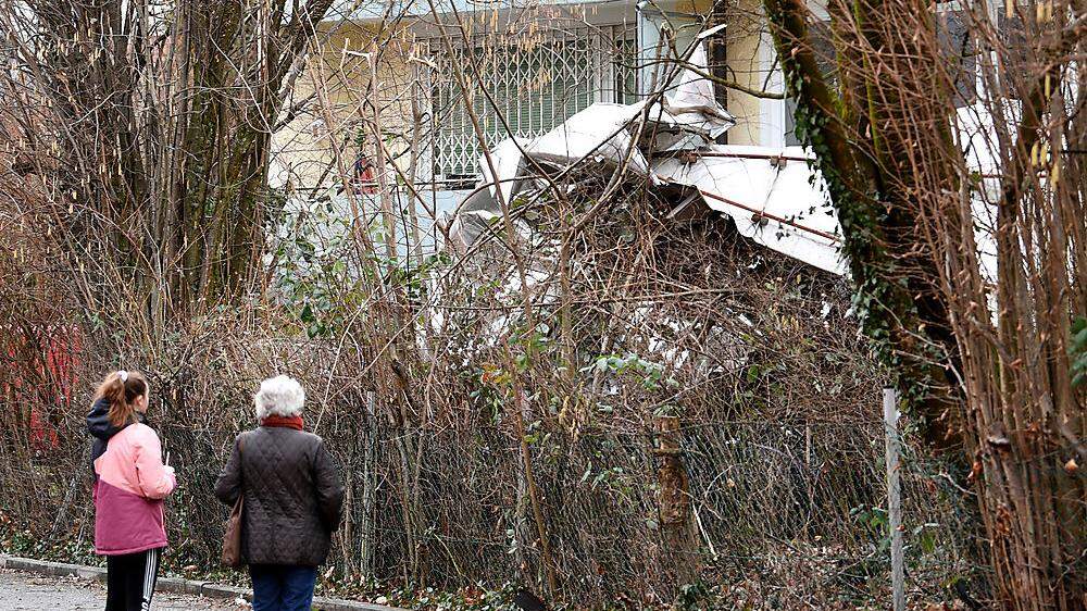  In der Stadt Salzburg wurde von einer Sturmböe ein rund 500 Quadratmeter großes Blechdach eines Wohnblocks weggeblasen