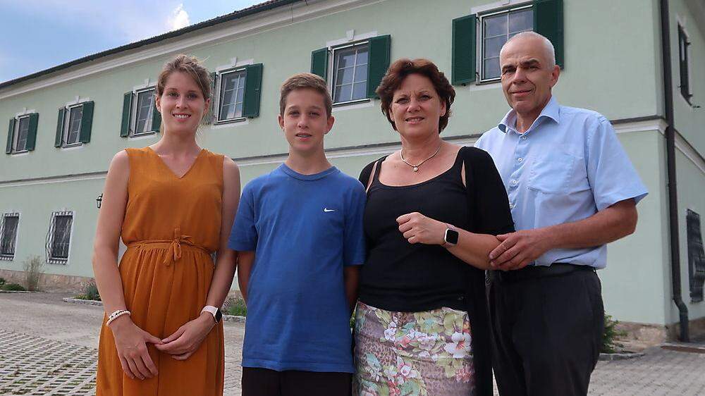 Rudolf und Bettina Deisinger mit ihren Kindern vor dem Krottenhof
