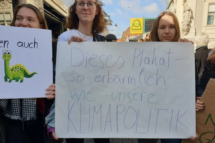 ... in Richtung Freiheitsplatz zur Schlusskundgebung.