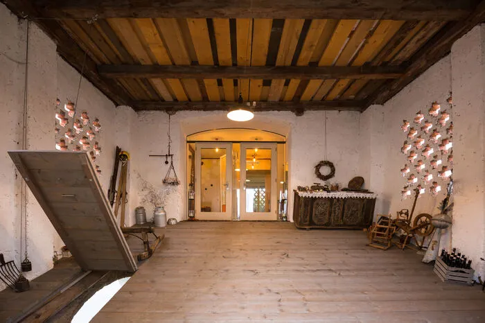 Über diese Stadlbrücke geht es ins Haus. Die Wohnfläche beläuft sich auf rund 180 Quadratmeter und ist auf zwei Geschoße verteilt.