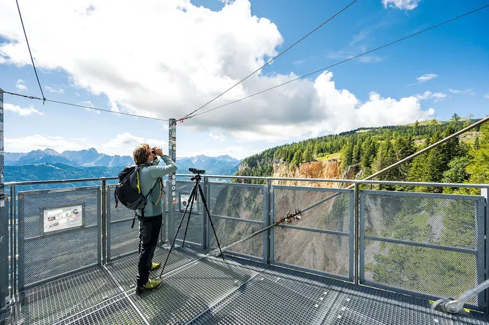 Am „Sky Walk“ dem Himmel ganz nah:  Vom Parkplatz 6 am Dobratsch kann man die Aussichtsplattform „Sky walk“ auf 1483 Metern Seehöhe gut erreichen. Von hier bietet sich ein fantastischer Ausblick auf die „Rote Wand“, die Julische Alpen, die Karawanken und die Schütt, die durch den Felssturz 1348 entstanden ist.