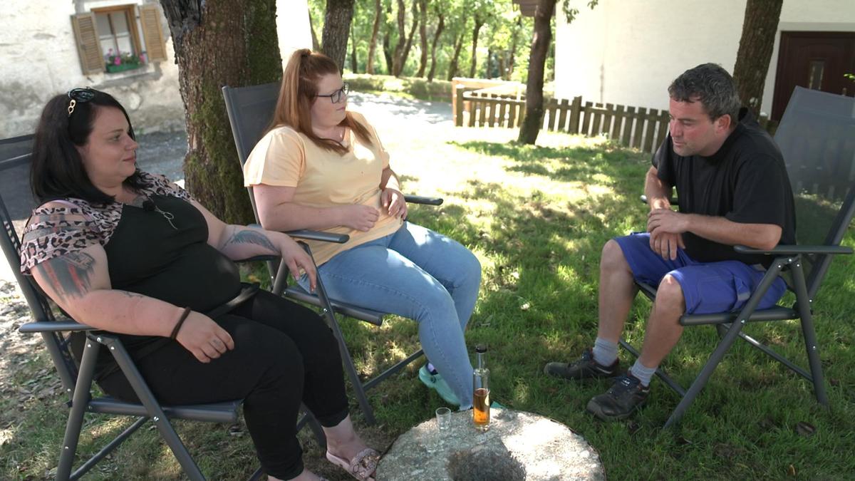 Der Gailtaler Seppi kehrt nach seinem plötzlichen Verschwinden zum Hof zurück und sucht das Gespräch mit Marina (links) und Jaqueline (rechts)