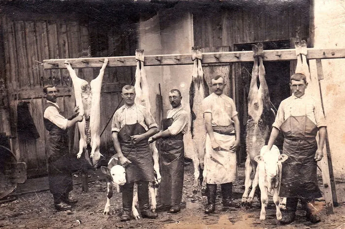 Schlachtung beim Gasthaus Ritter (später Maierhofer) in Grafendorf, um 1910