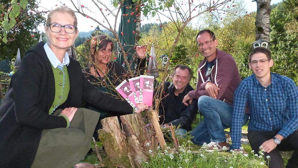 Unter dem Hetschipetschstrauch im Grubhof-Gastgarten: Gabriele Kolar, Sibylle Rarej, Kurt Weitzer, Stefan Leikauf, Markus Garber (v.l.) 