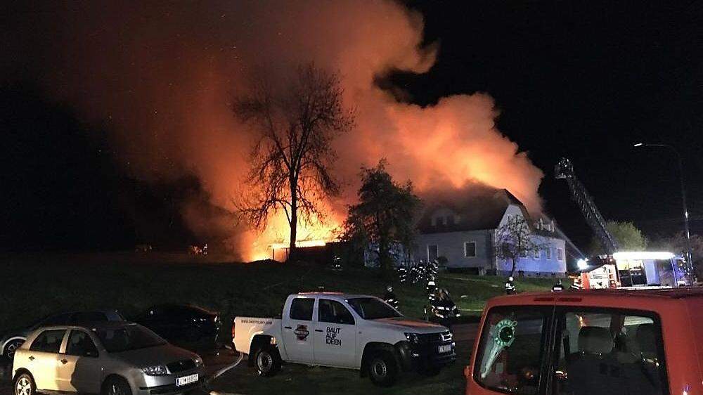 Haus, Wirtschaftsgebäude und Stall brannten lichterloh