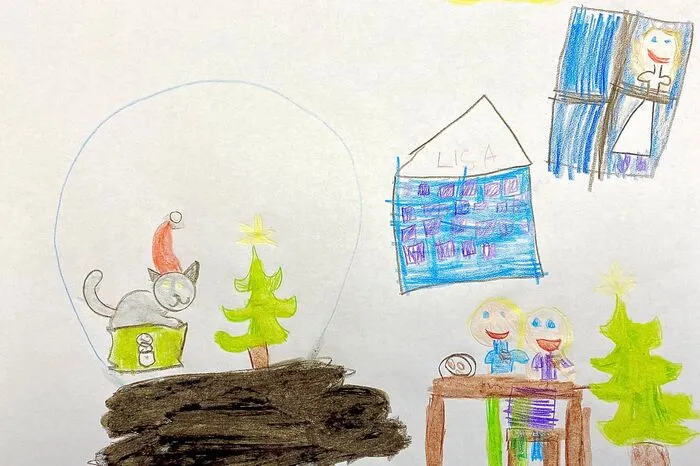 Lisa Vogel ist 6 Jahre alt und wohnt mit Mama Katharina, Papa Johannes und Bruder Henrik (5) in St. Stefan im Rosental. Für ihr Bild hat sich Lisa künstlerisch ausgetobt: Zu sehen ist das Wohnzimmer der Familie. Beim Fenster schaut das Christkind rein, ob auch alle brav sind. An der Wand hängt ein Adventkalender und sie malt mit ihrem Bruder die Wunschzettel für das Christkind. Mitten im Zimmer steht die weihnachtliche Schneekugel mit Weihnachtskatze Lilly und einem Christbaum. "Ob das Christkind am Heiligen Abend schafft, beide Bäume zu schmücken?", fragt sie sich.
