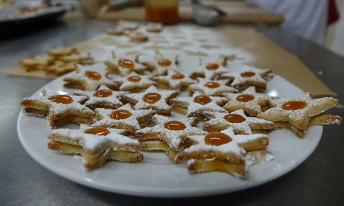 Die ersten Kekse warten schon darauf, vernascht zu werden