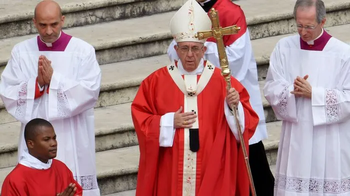 90 Kardinäle und Bischöfe sowie 200 Priester beteiligten sich an der Messe zum christlichen Hochfest, das an die Herabkunft des Heiligen Geistes erinnert.