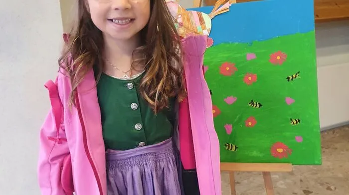 Johanna freut sich schon sehr auf die Schule. Ganz besonders auf ihre Frau Lehrerin und ihre Freundinnen. Hier können Sie Ihr Foto hochladen.  