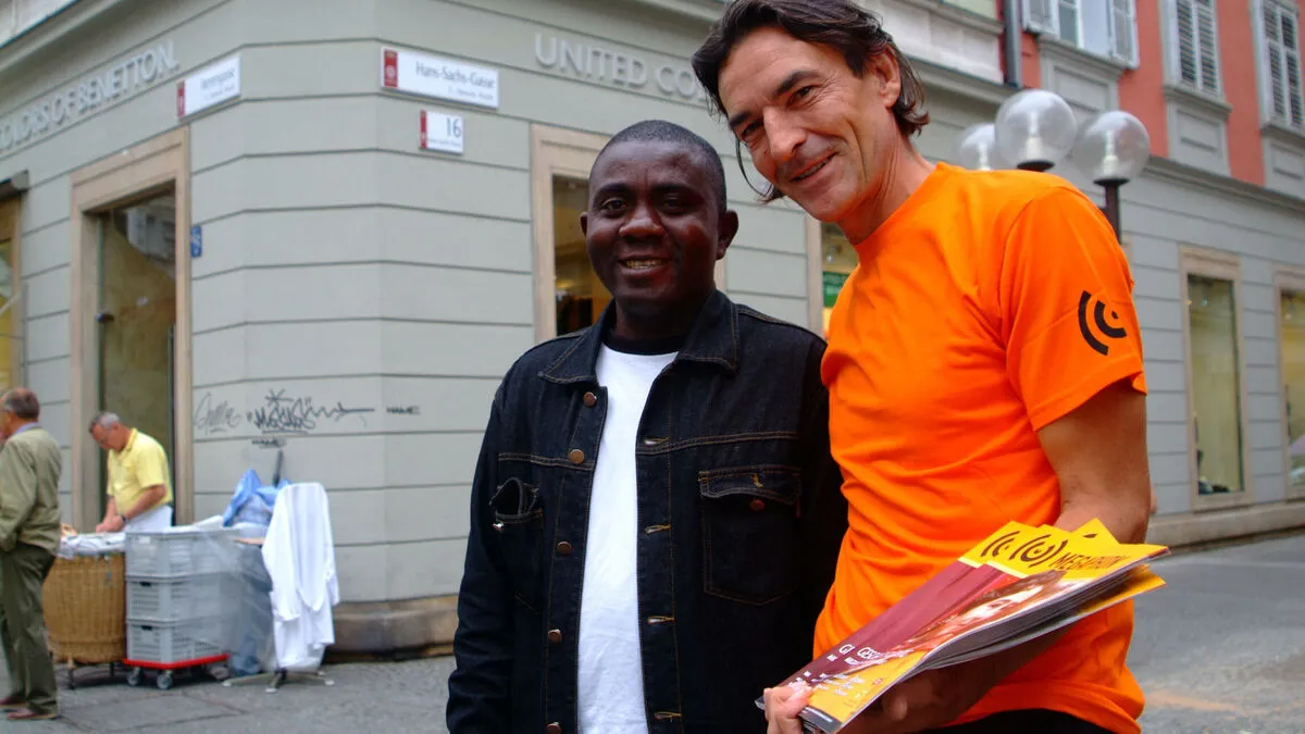 Für die gute Sache: Stephan Sticher bei einer Charity-Aktion als Megaphon-Verkäufer