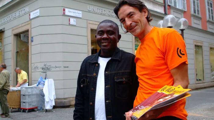Für die gute Sache: Stephan Sticher bei einer Charity-Aktion als Megaphon-Verkäufer