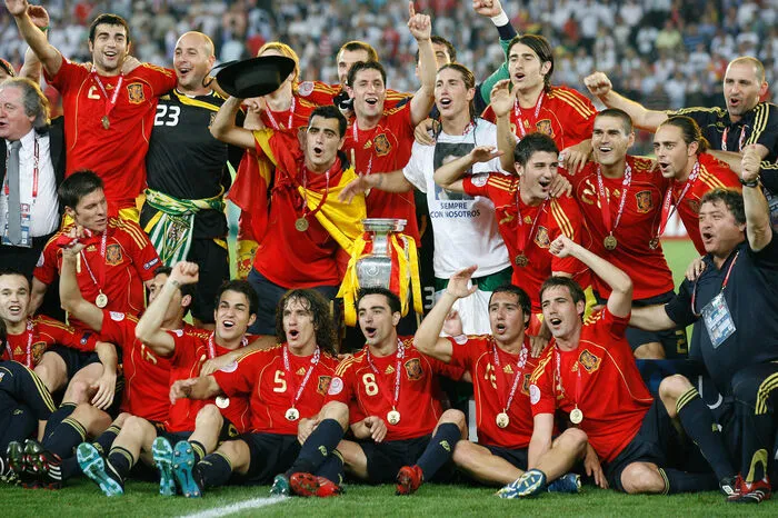 Bei der Europameisterschaft in Österreich und der Schweiz holte er mit Spanien den Titel. Im Finale ging es gegen Deutschland.