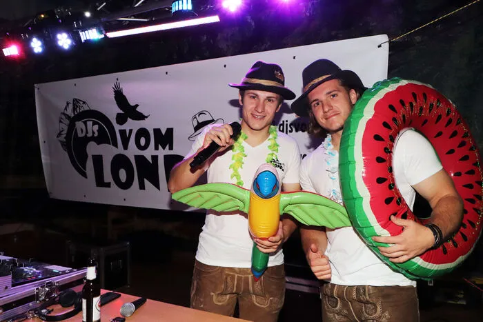 Die „DJ’s vom Lånd“ mit den Brüdern Andreas und Florian Kraßnitzer aus Steuerberg sorgten im Nockstadl für die satten Beat's bis in die frühen Morgenstunden.