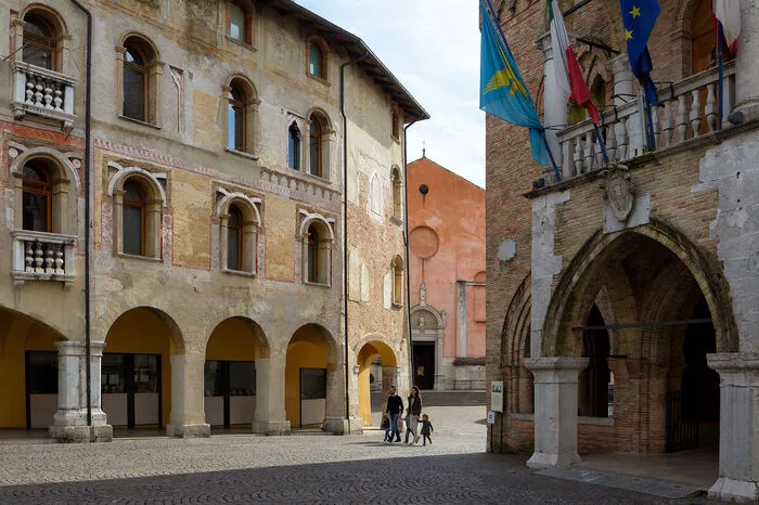 Ein Spaziergang unter den pittoresken Laubengängen – die längsten zusammenhängenden Italiens – vorbei an netten Caffès, Geschäften und Boutiquen