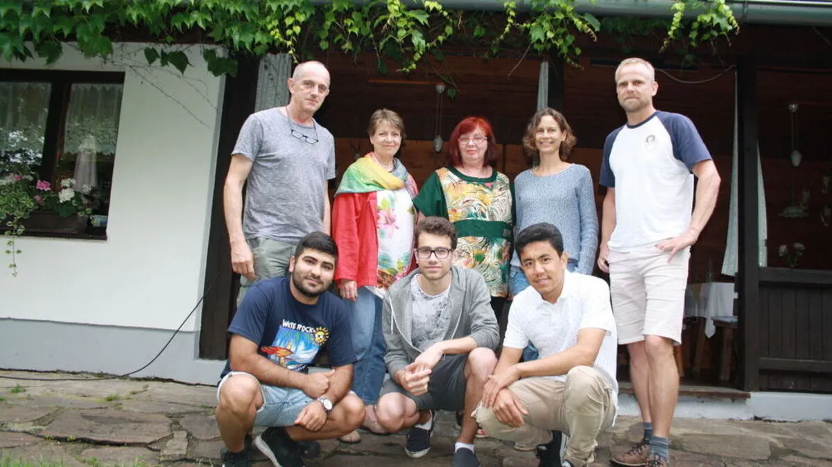 Gemeinsam in Stainz. Peter Nöhrer, Irmgard Kratochwil, Sieglinde Prelog, Barbara Plavcak, Richard Meschnark (stehend hinten von links), Wased Rasouli, Mahmood Abood und Javad Husseini 