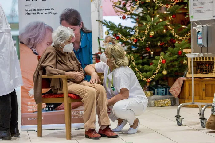 Gerti Pall (88), die Kammerschauspielerin, wurde als Erste geimpft