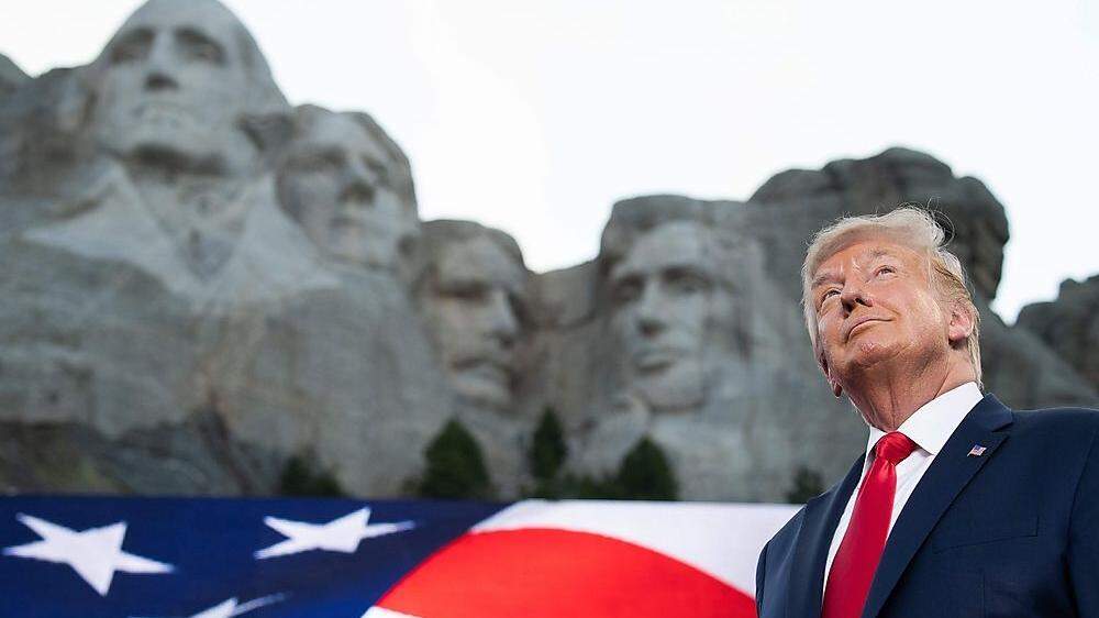 Donald Trump und die Porträtköpfe der früheren Präsidenten George Washington, Thomas Jefferson, Theodore Roosevelt und Abraham Lincoln