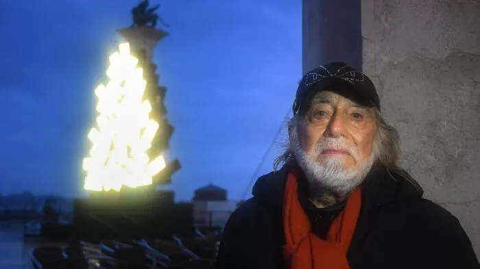 In Venedig gibt es Proteste gegen eine Weihnachtsinstallation des italienischen Künstlers Fabrizio Plessi, die unweit des Markusplatz aufgestellt worden ist.