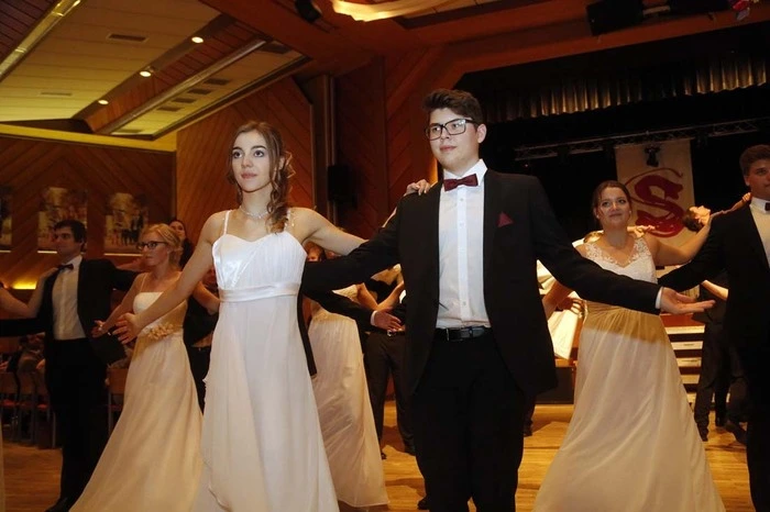 Klassisch elegant, gespickt mit vielen akrobatischen Tanzfiguren...