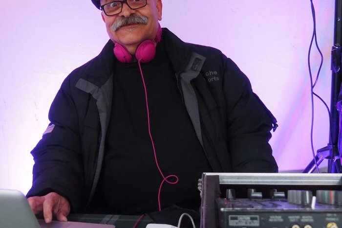 DJ Sunky Taubmann (am Foto zu sehen) legte im Innenhof des in der Burggasse gelegenen Modeladens auf. Es wurde ausgiebig gefeiert. Schließlich gibt es das Ur-Klagenfurter Rettl-Bekleidungsunternehmen heuer genau 150 Jahre. Der erste Rettl Store eröffnete als "Rettel Uniformierungsanstalt" 1868 in Klagenfurt. Mehr über die Familienchronik wird es demnächst in einem eigenen Jubiläums-Magazin nachzulesen geben.