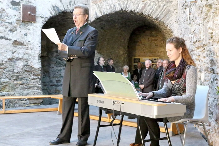 Mitgewirkt hatten: „Da-8Gsong“, die Sängerrunde Pöllau sowie Benno (Bariton) und Sophie Katharina Schollum (Klavier, Foto). 