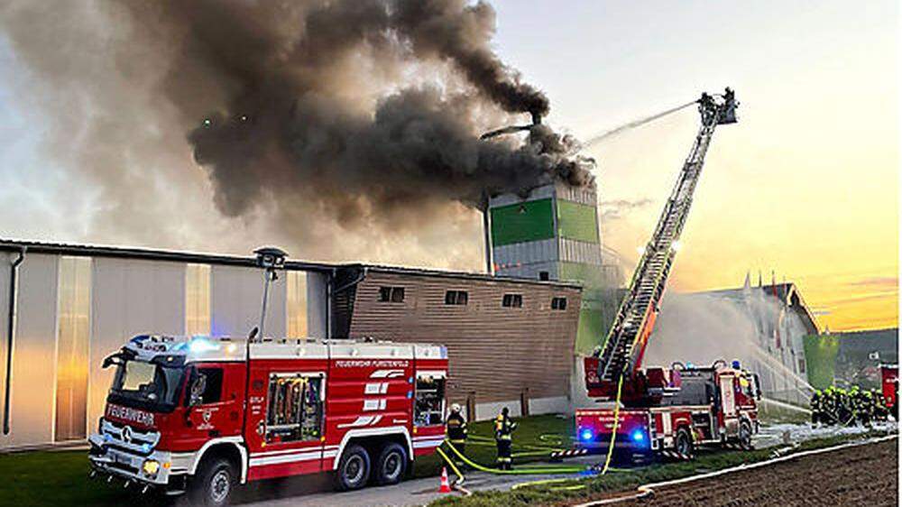 Großbrand: Feuerwehren waren mehr als fünf Stunden im Einsatz