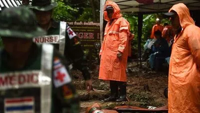 Versuche, Wasser abzupumpen, gescheitert 