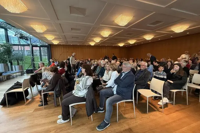 Nach dem nicht enden wollenden Schlussapplaus wurde das Publikum zum Mittanzen eingeladen, was beinahe einer Erlösung gleichkam und der ganze Saal gab sich verzückt dem Rausch der Klänge hin.