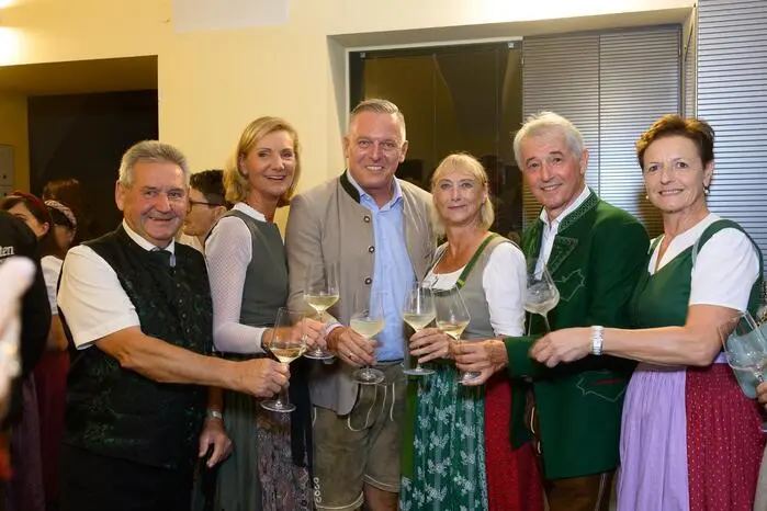Zahlreiche Vertreter aus Politik und Weinbauwirtschaft sind zur Eröffnung erschienen