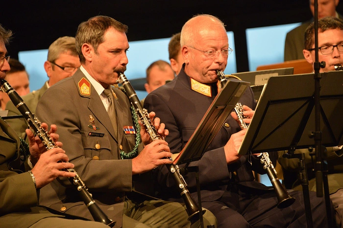 Halfen beim Gala Benefizkonzert aus: vlnr: Oberst Ernst Berthold und Generalmajor Wolfgang Rauchegger.